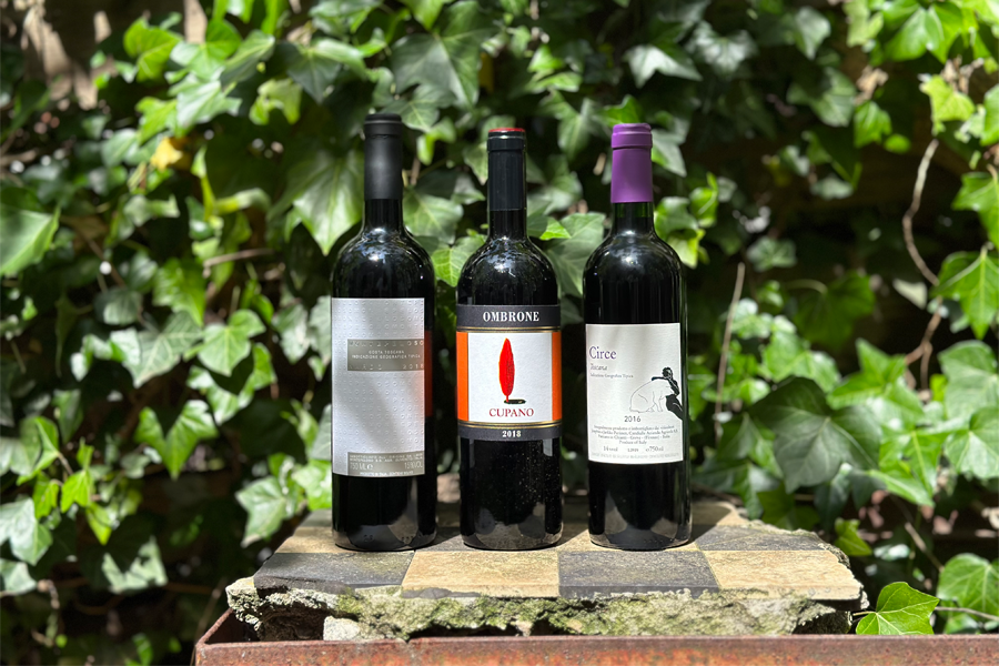 Supertoskana werden in der gesamten Toskana produziert und orientieren sich weniger an ihrer Heimat als an französischen Spitzengewächsen. Amerikanische Kritiker verliehen diesen neuen Weinen ihren Namen: Super Tuscans.